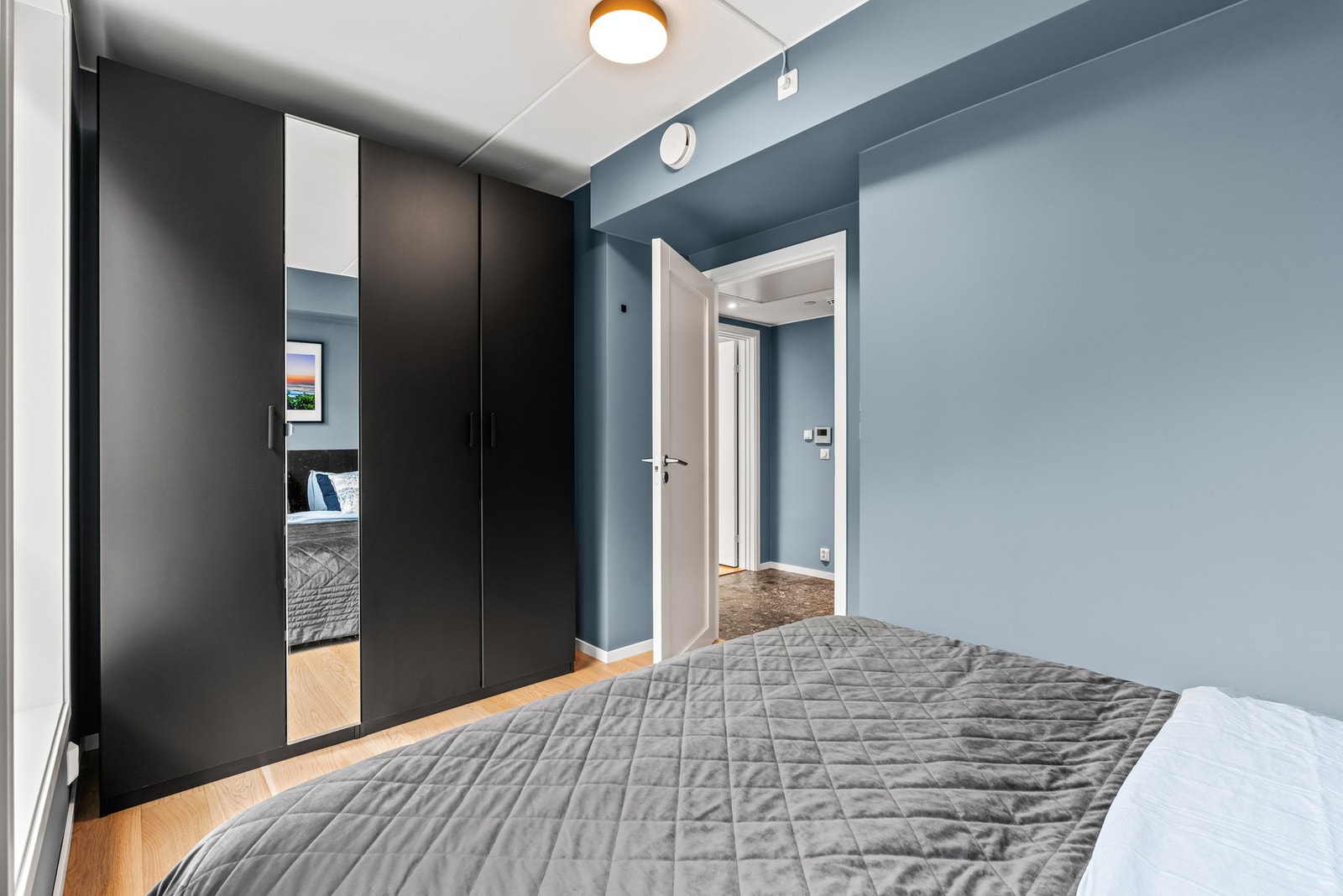 Gardeerobeskap med en speildør. Galleribilde