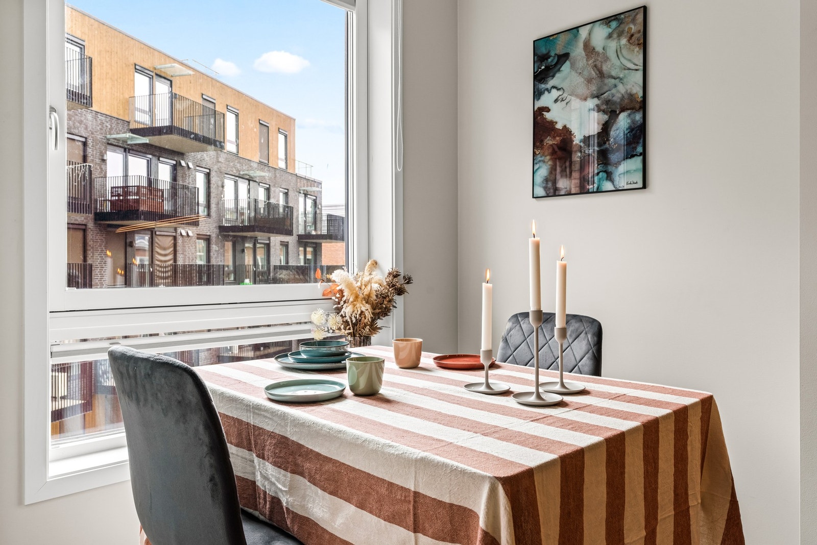 Hyggelig spiseplass ved vinduet. Mulig å utvide med lengre bord ved anledninger. Galleribilde