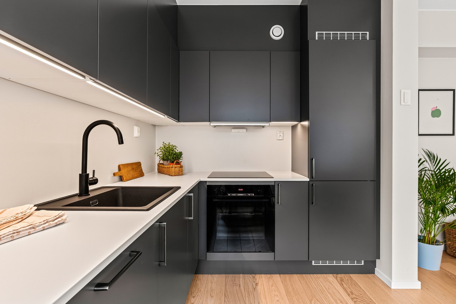 God benke- og skapplass. Skufferekke. Vannstopperstystem og kjøkkenvakt. Galleribilde