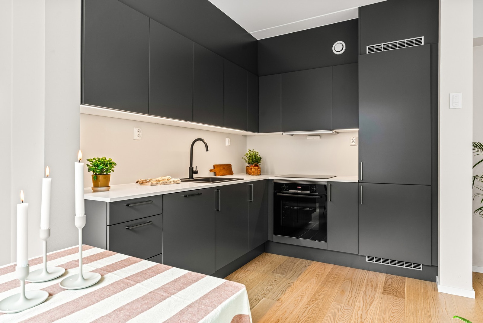 Et strøkent og meget praktisk kjøkken med alle hvitevarer integrert. Galleribilde