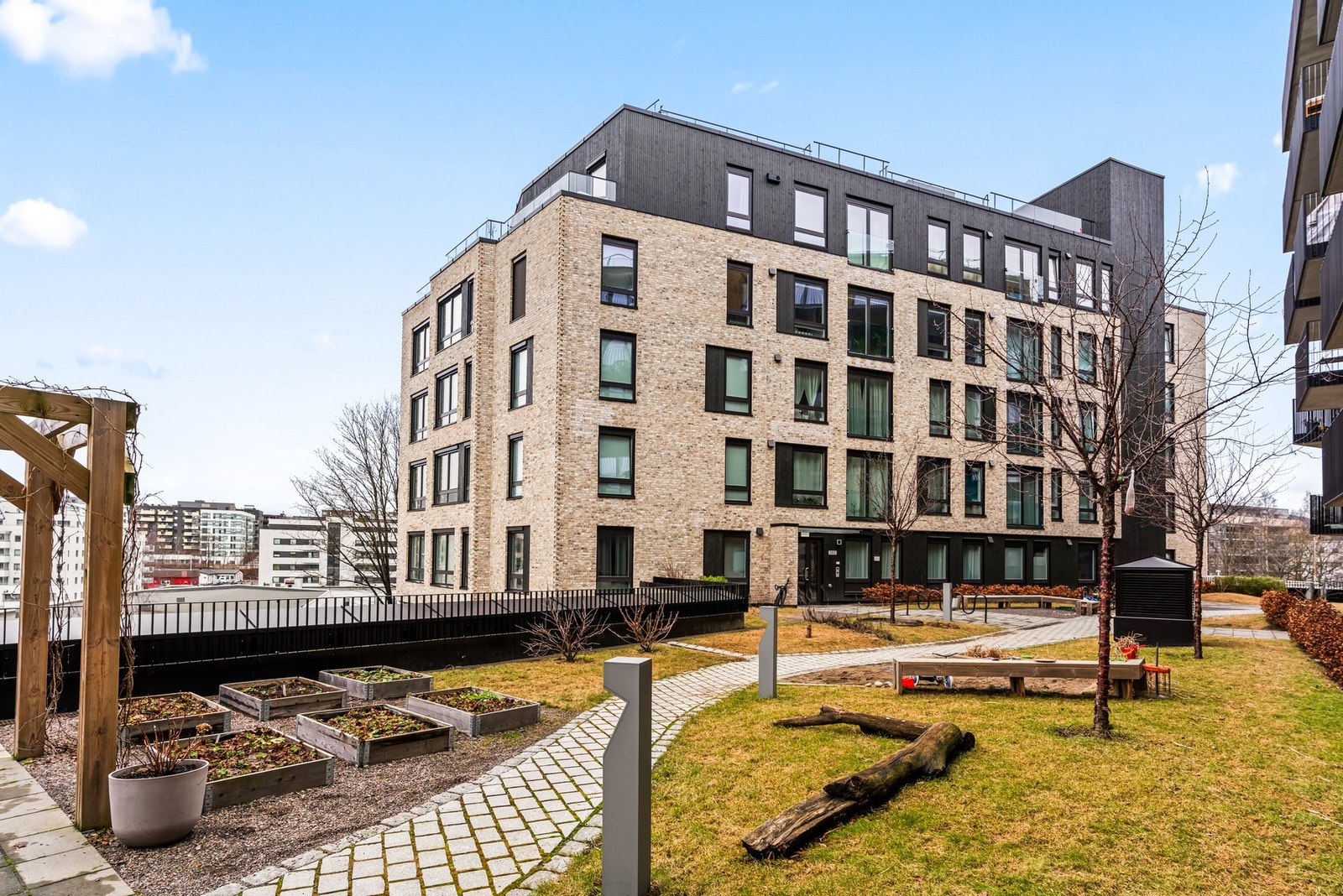 Leiligheten ligger i indre gårdsrom, tilbaketrukket fra vei.
Parkmessig opparbeidet gårdsrom. Galleribilde