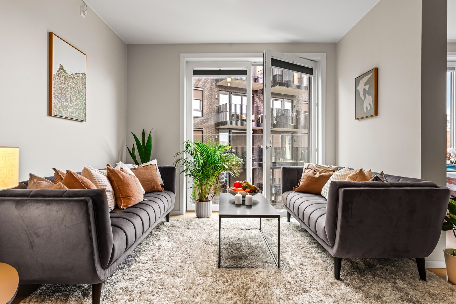 Stuen er lett å møblere med f. eks. to sofaer. Galleribilde