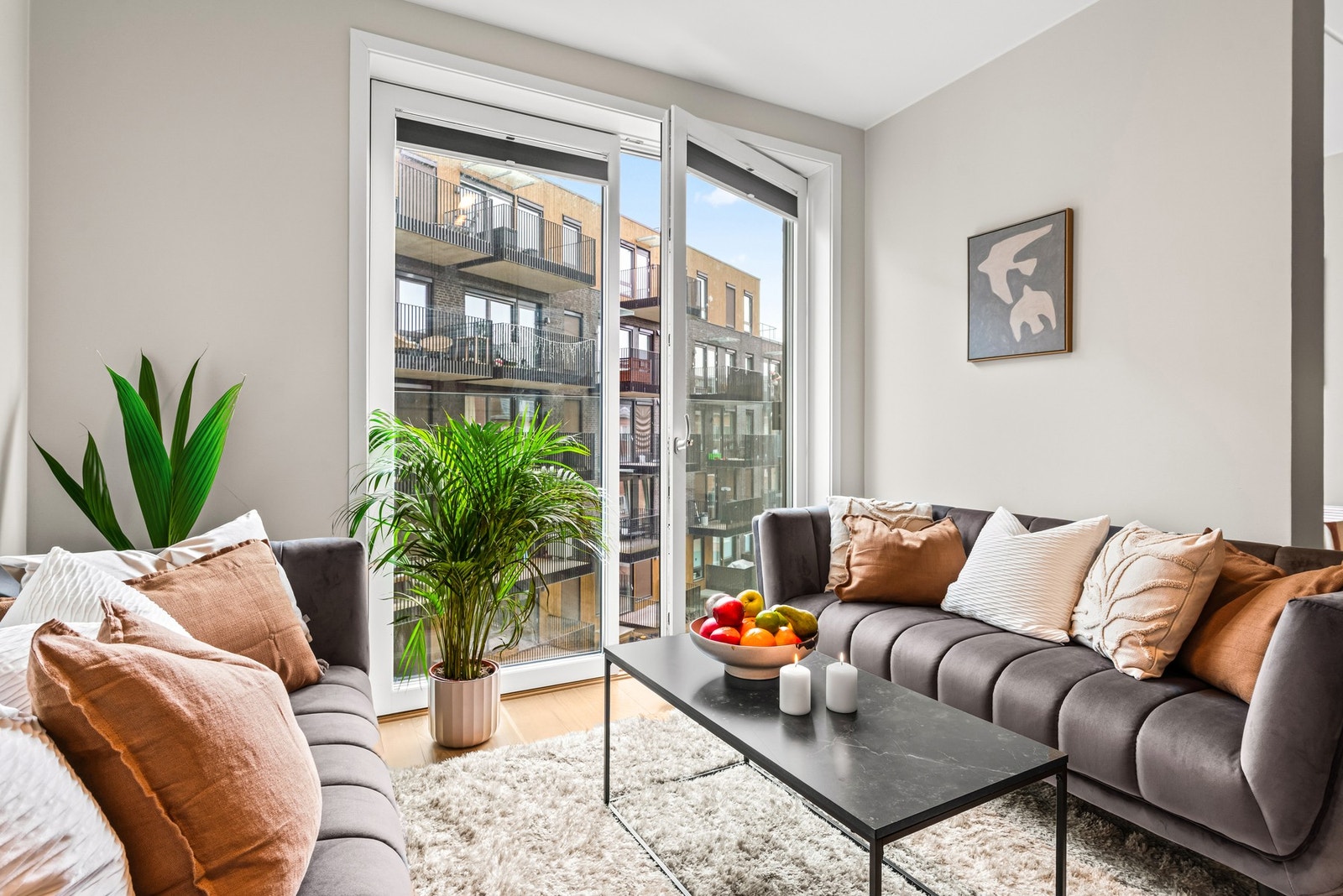 Lyst og deilig med fransk balkong. Dører som kan åpnes helt eller i luftestilling. Galleribilde