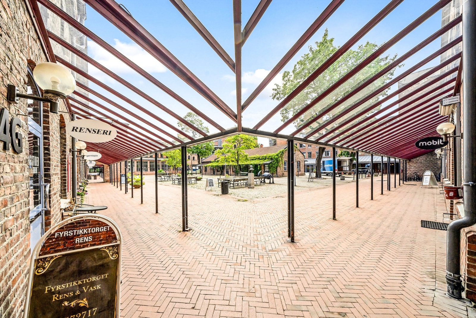 Ved Fyrstikktorget finner du et utvalg forretninger og bakeri/kafé Galleribilde