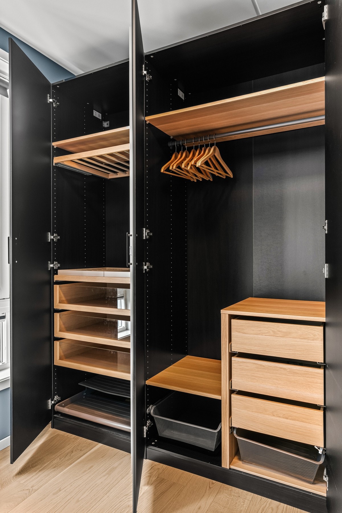 Lekre garderobeskap med innredning av god kvalitet. Galleribilde