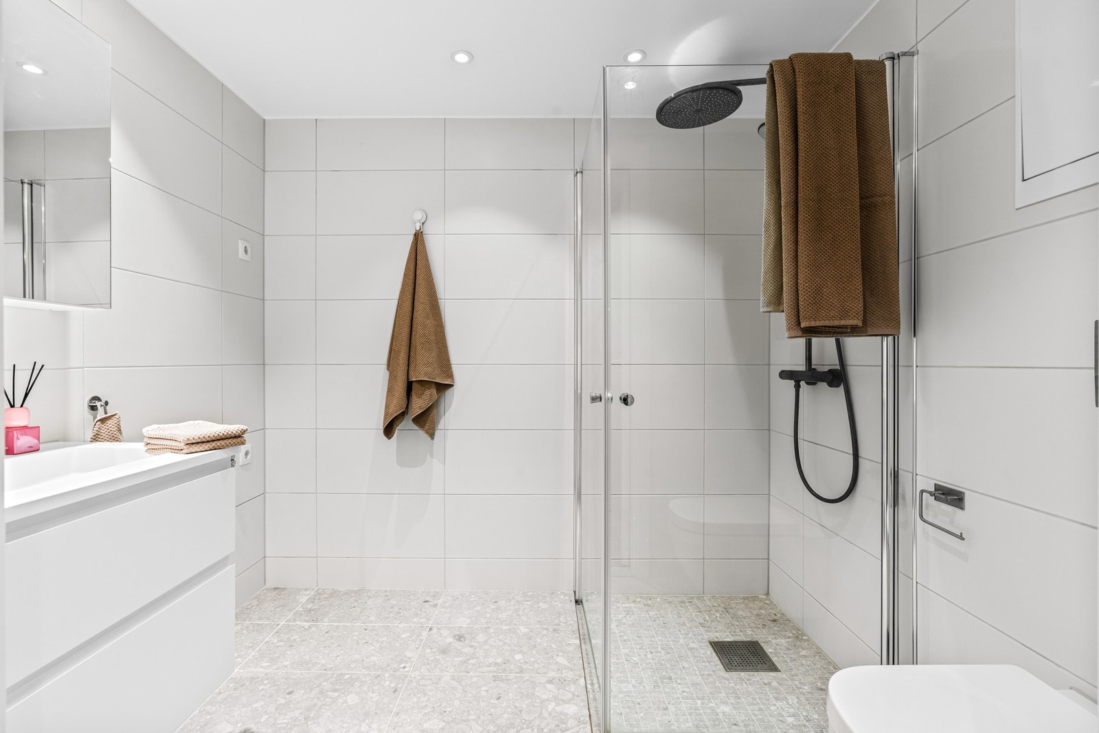 Delikat bad med opplegg for vaskemaskin. Galleribilde