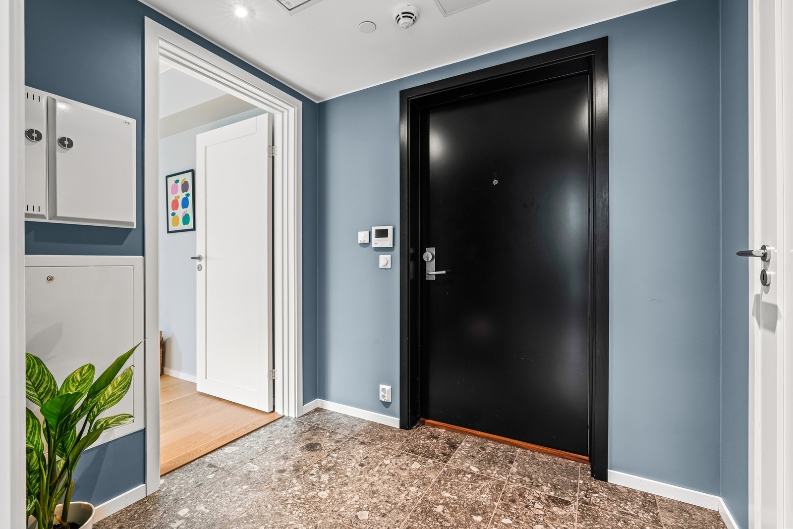 Gang har lekre gulvfliser. Vannbåren varme i alle gulv i leiligheten. Galleribilde