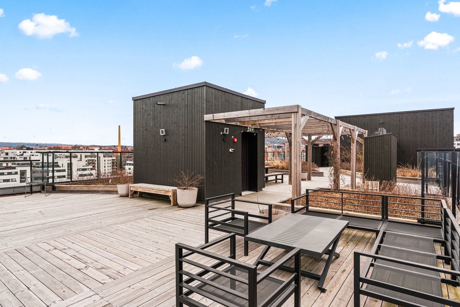 Her er utemøbler og pergolaer for varme dager. Galleribilde