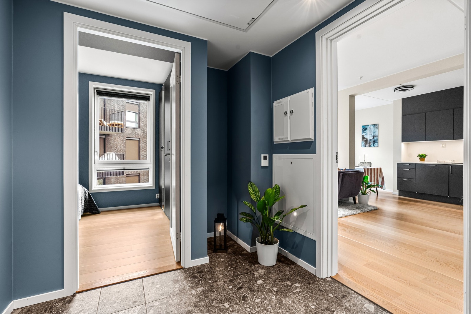 Garderobenisje for tøy og sko. Galleribilde