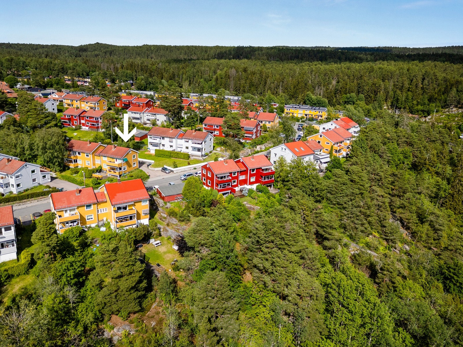 En attraktiv leilighet i firemannsbolig, med tilgang til eget loft. Det medfølger garasjeplass rett utenfor boligen. Galleribilde