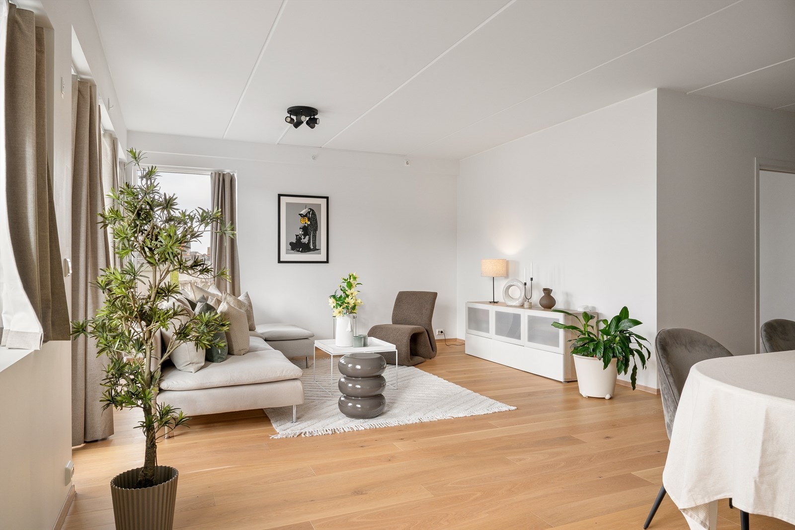 Det er enstavs parkett på gulv og lysmalte overflater. Galleribilde