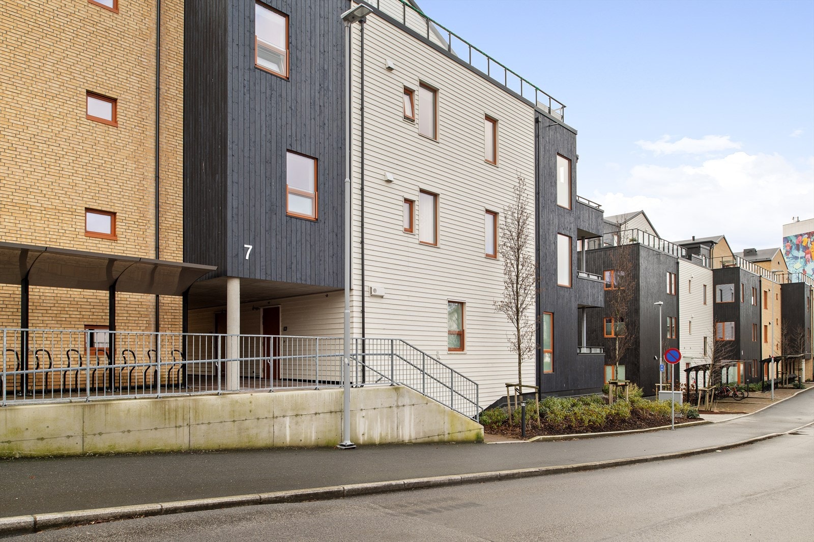 Kort avstand til flere dagligvarebutikker, ulike spisesteder, Kilden kjøpesenter og mange flotte turmuligheter som passer for de fleste. Gode kollektivmuligheter med både buss og tog i nærheten. Galleribilde