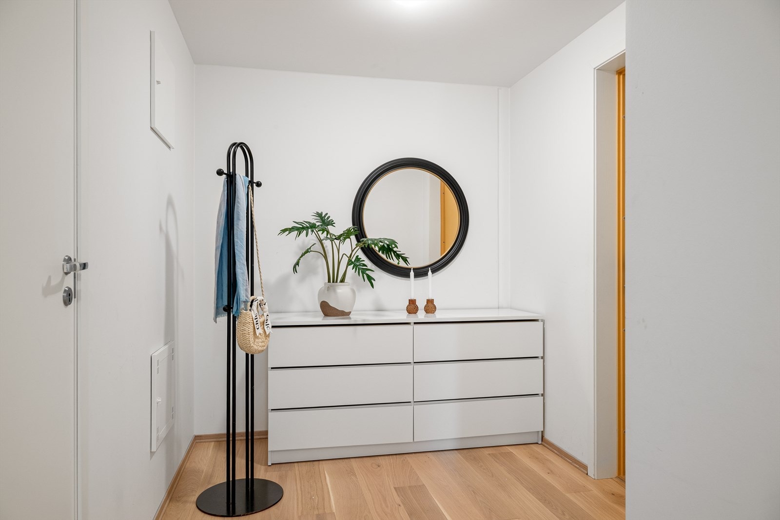 Lys gang med plass til og henge fra seg yttertøy. Galleribilde