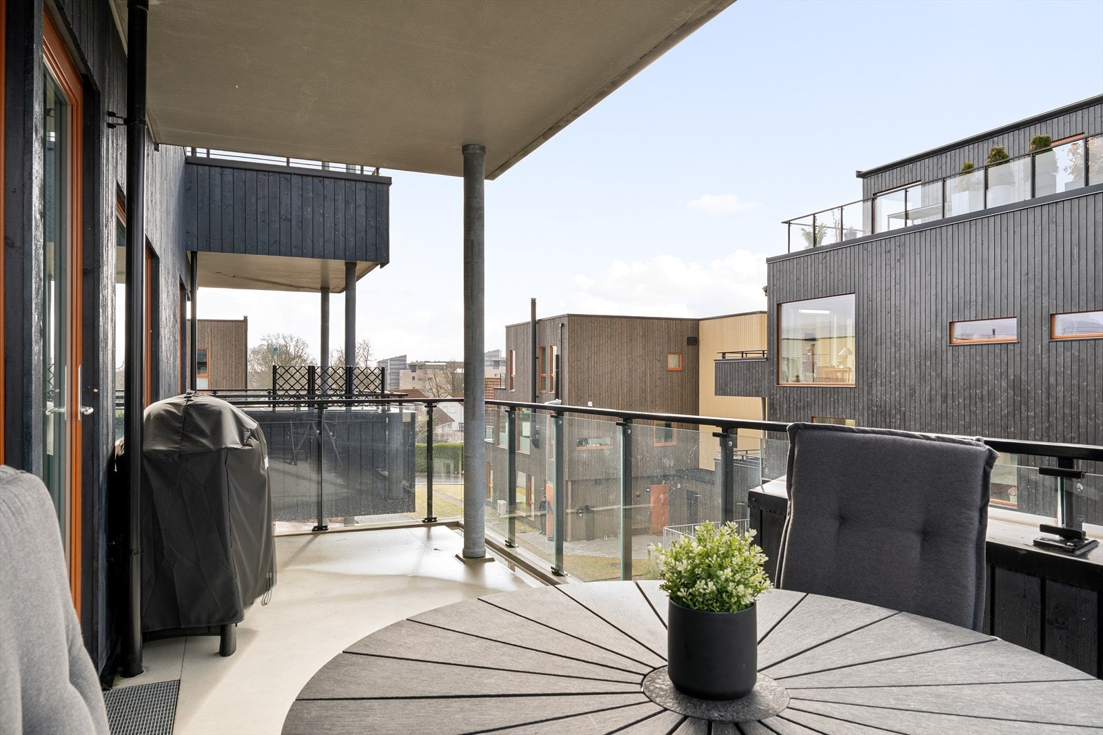 Her er det plass til både grill og utemøbler. Galleribilde