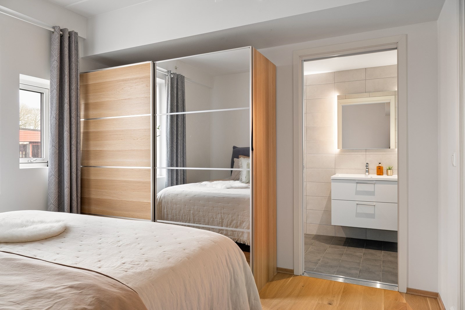 Romslig skyvedørsgarderobe på hovedsoverommet. Galleribilde