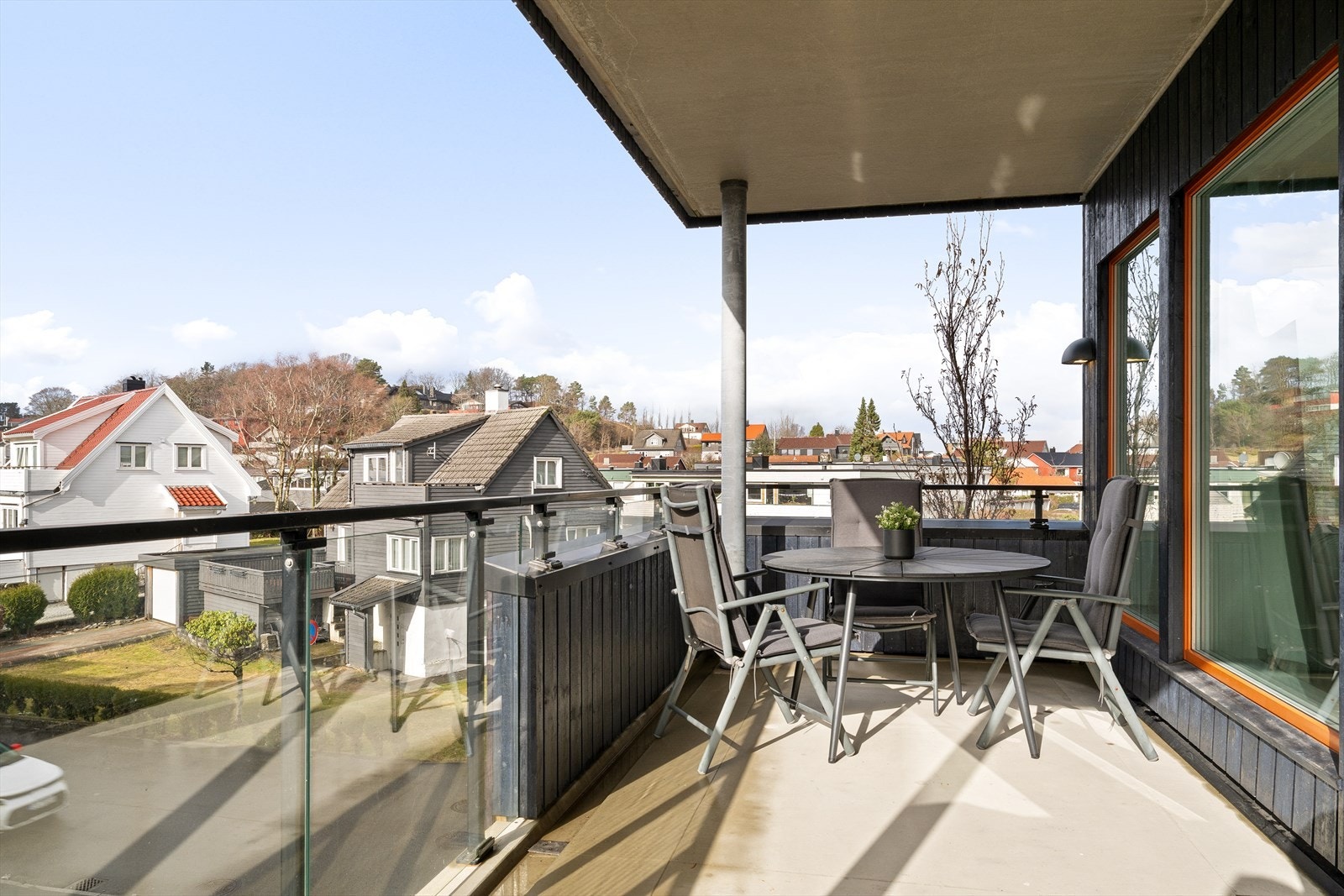 Utgang fra stuen til overbygget terrasse vendt mot nordvest Galleribilde