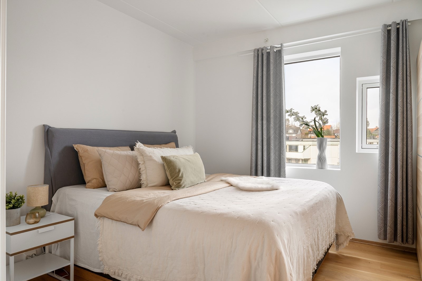 Leiligheten har en egen masteravdeling med privat baderom. Galleribilde