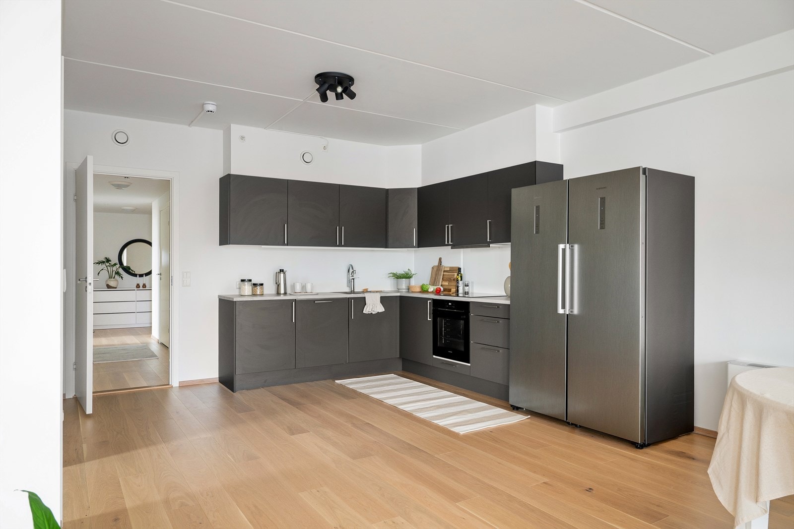 Leiligheten er på 104 kvm og kan by på 3 soverom, 2 bad og fast parkeringsplass. Galleribilde