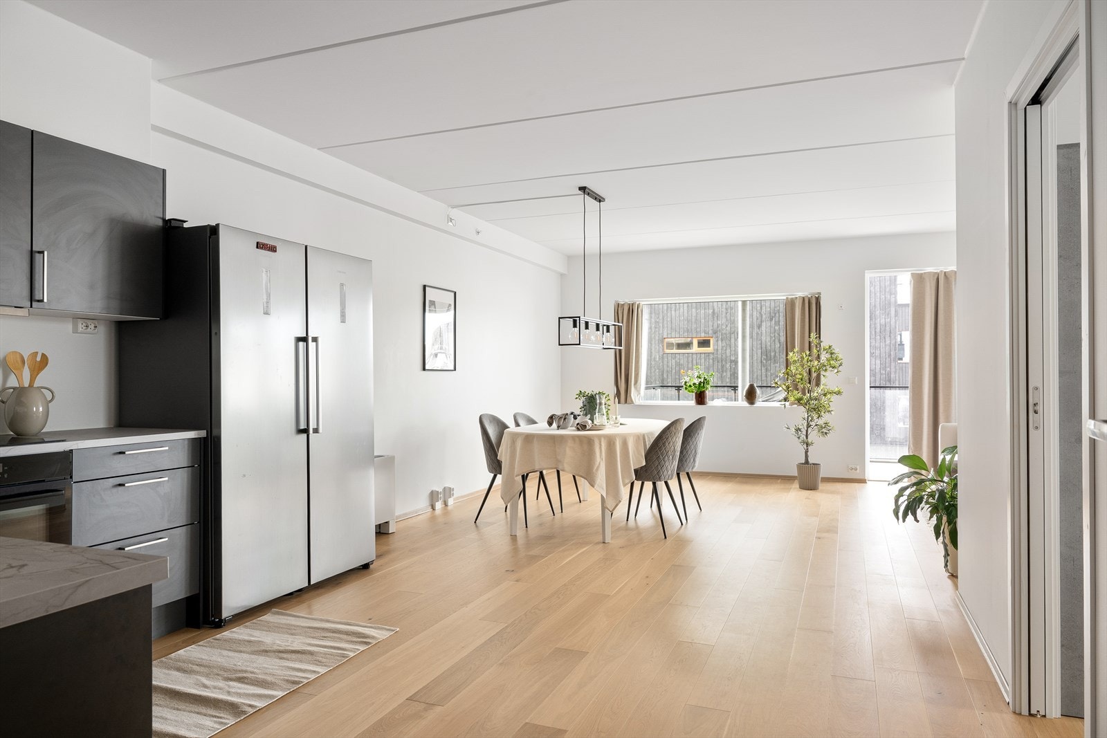 Stue med åpen kjøkkenløsning. Galleribilde