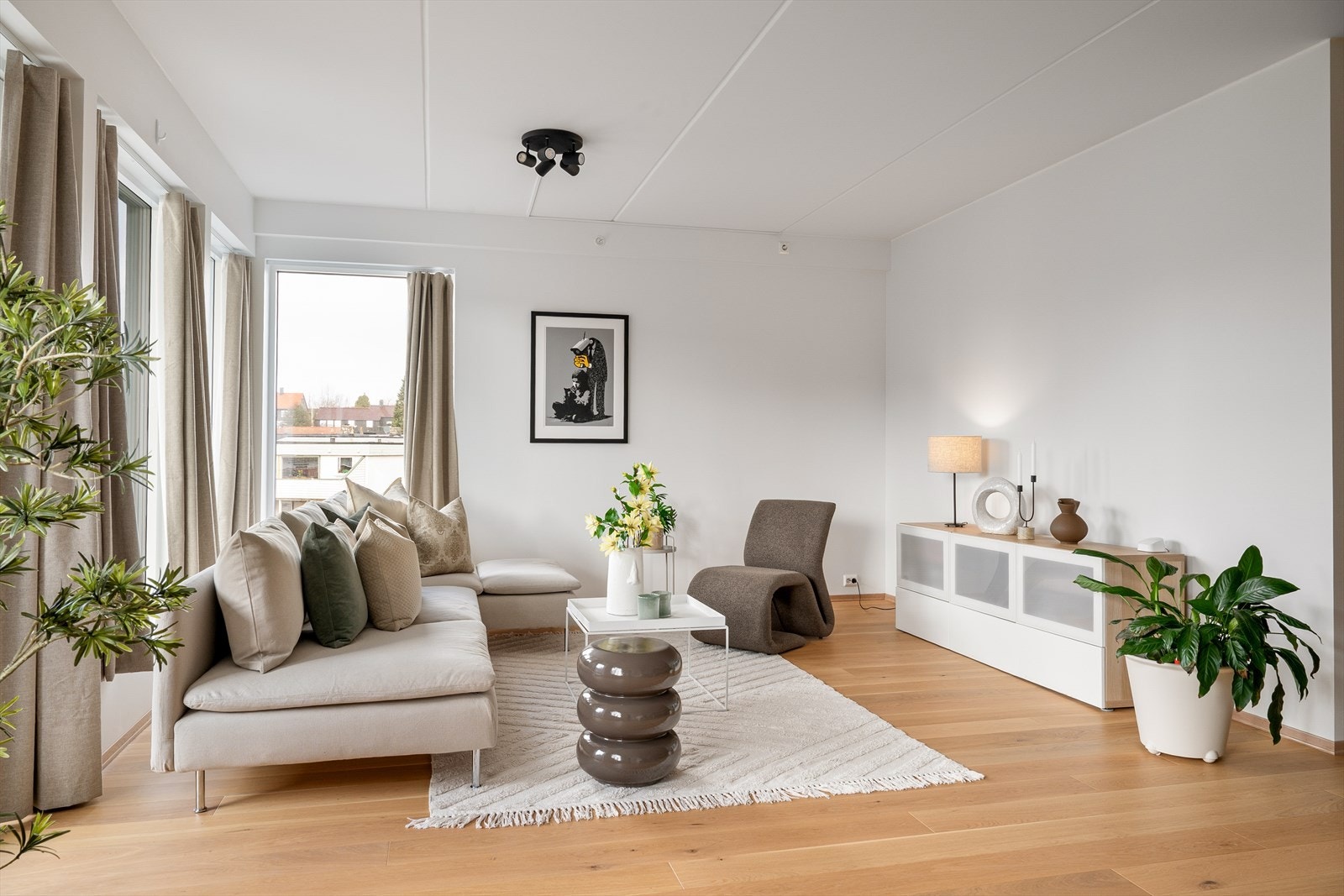 Lys og luftig leilighet med gjennomtenkt planløsning og materialer av god kvalitet. Galleribilde