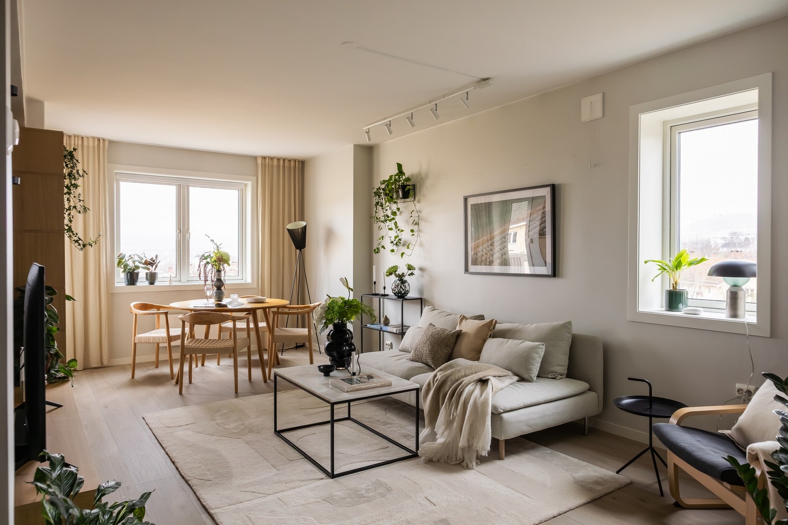 Lekker 2-roms hjørneleilighet med balkong på 6 kvm med flott utsikt- og solforhold Galleribilde