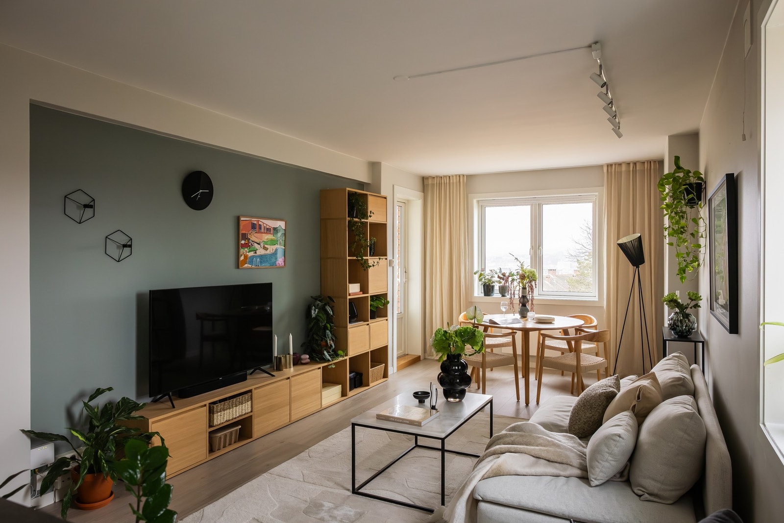 Gjennomgående pene gulv og slette malte vegger i boligen. Galleribilde