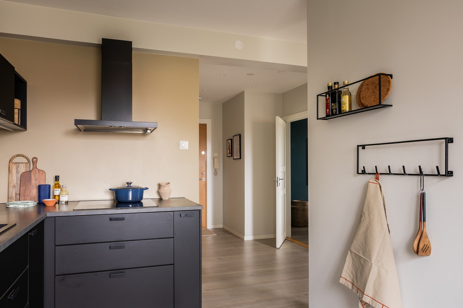 Varmtvannsbereder fra 2018 er plassert i hjørneskap. Galleribilde