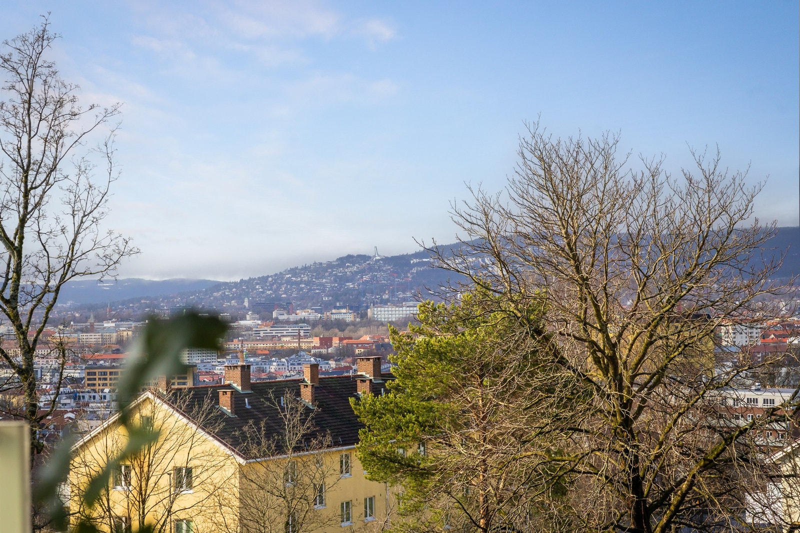 Balkongen har tregulv, utelampe og stikkontakt. Galleribilde