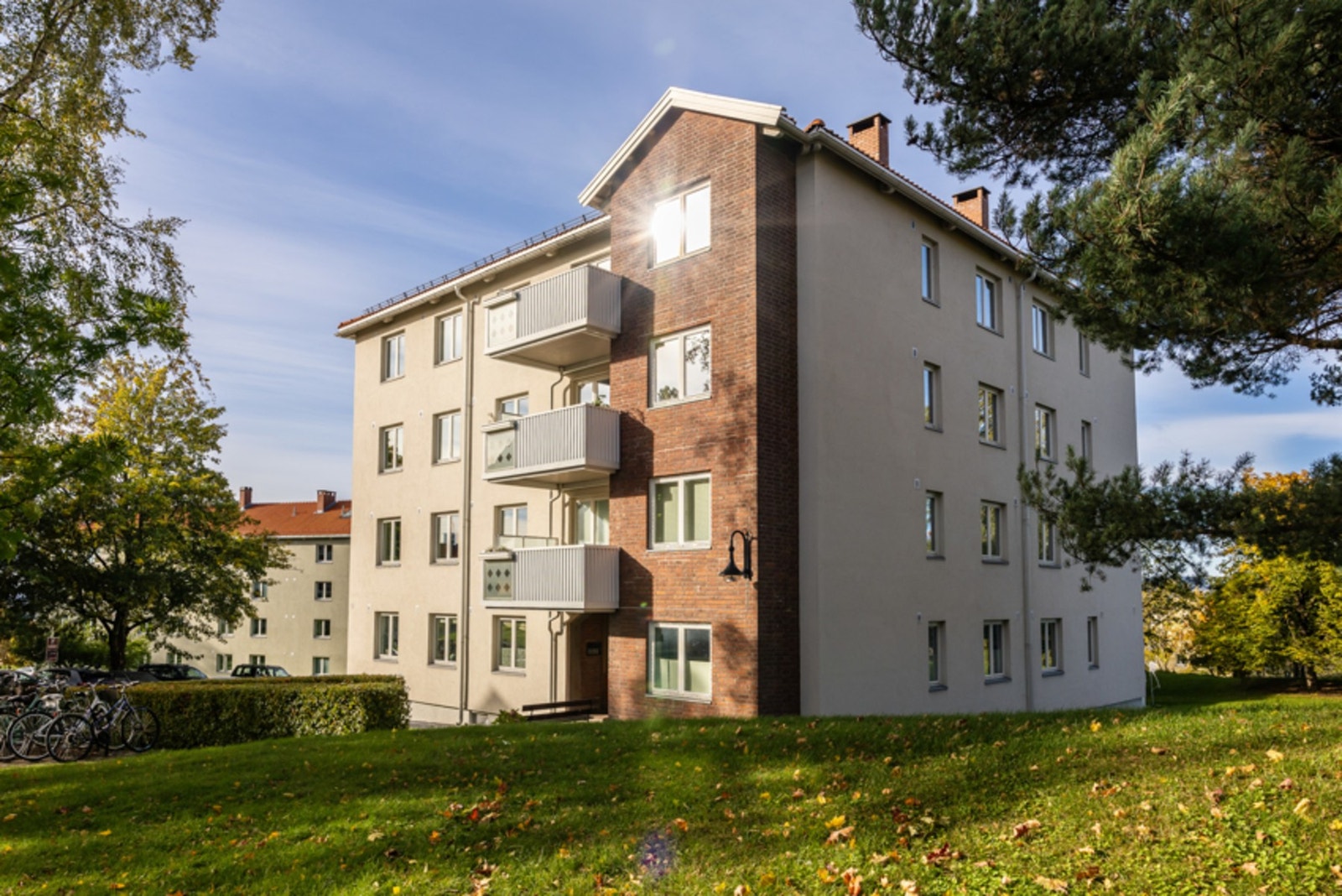 Einars vei 15 ligger på et høydedrag, i rolige omgivelser, omgitt av parkareal. Galleribilde