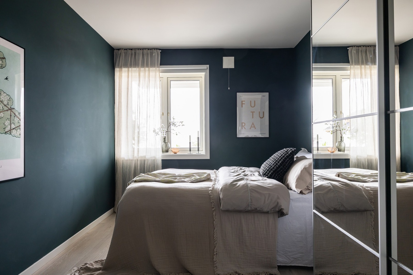 Soverommet har god størrelse med plass til dobbeltseng og hjemmekontorløsning. Skyvedørsgarderobe for oppbevaring. Galleribilde