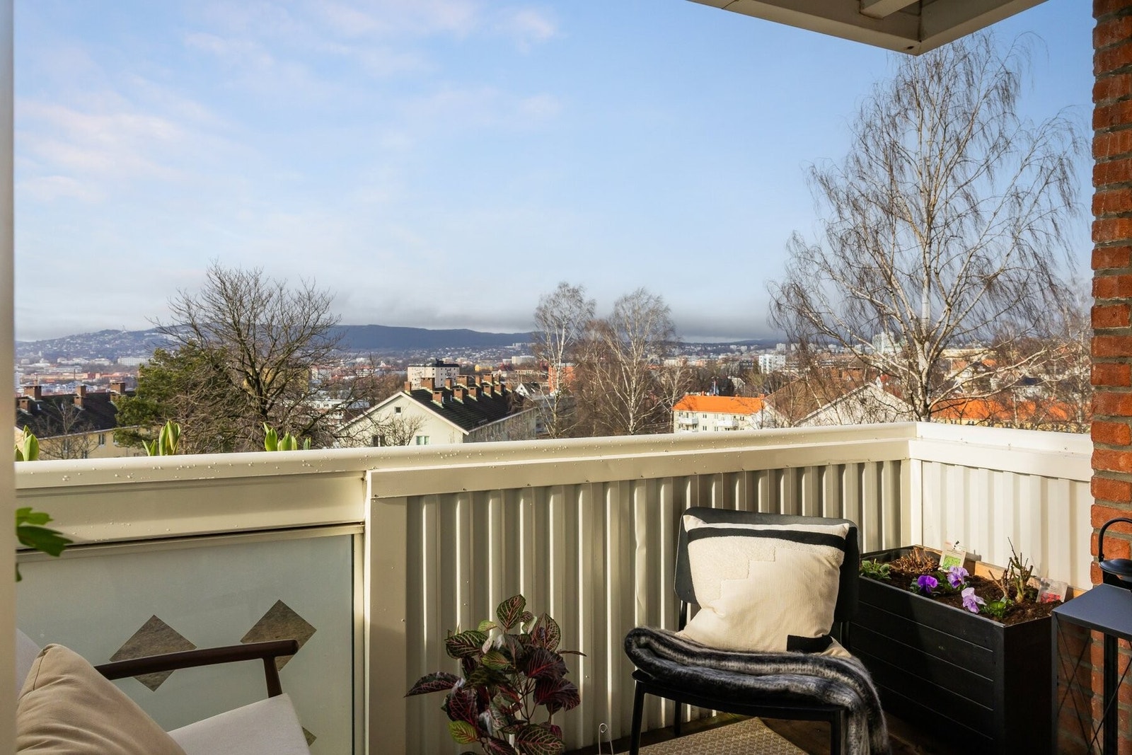 Her får du følelsen av at du bor på et høydedrag over byen, med utsikt mot by horisonten, uten direkte innsyn. Galleribilde