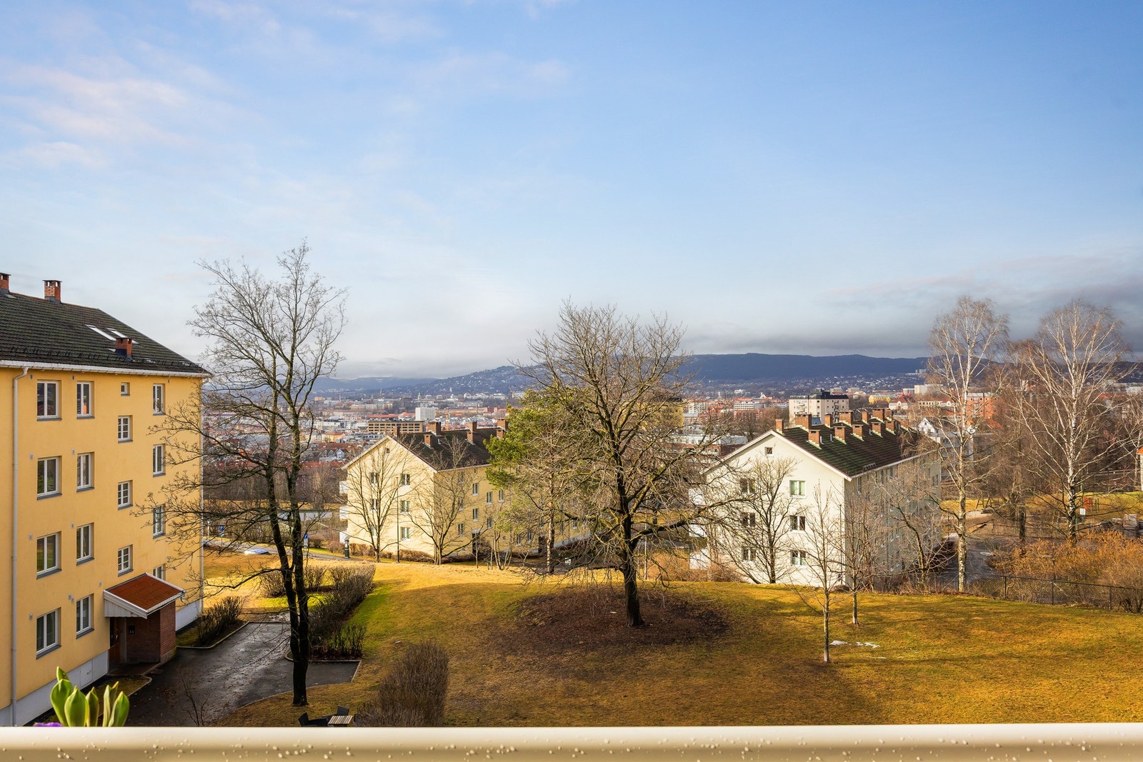 Ønsker du større boltreplass er det store grøntareal omkringliggende blokken som oppleves som en frodig oase. Galleribilde