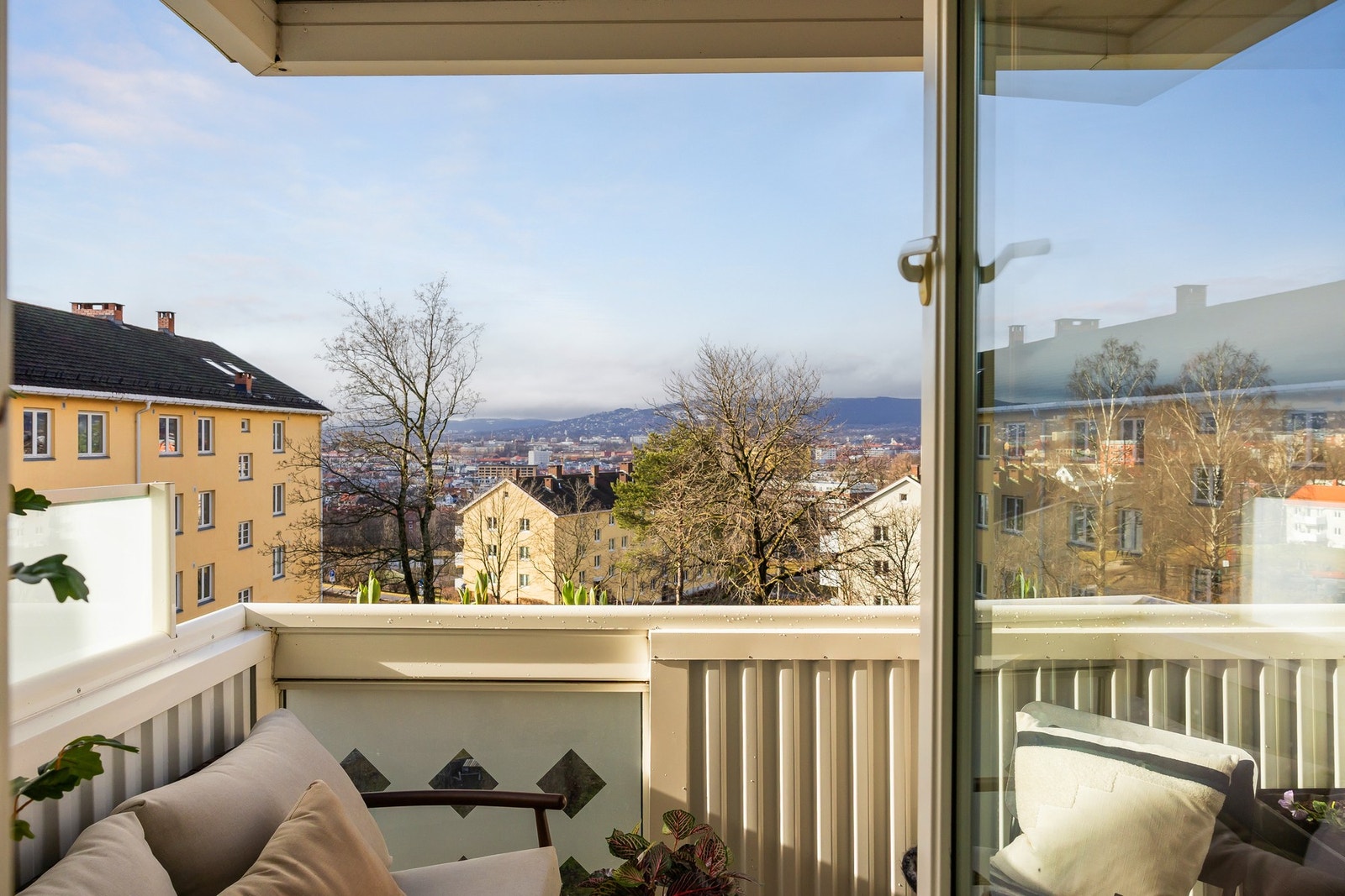 Utgang til romslig balkong på ca. 6 kvm. Galleribilde