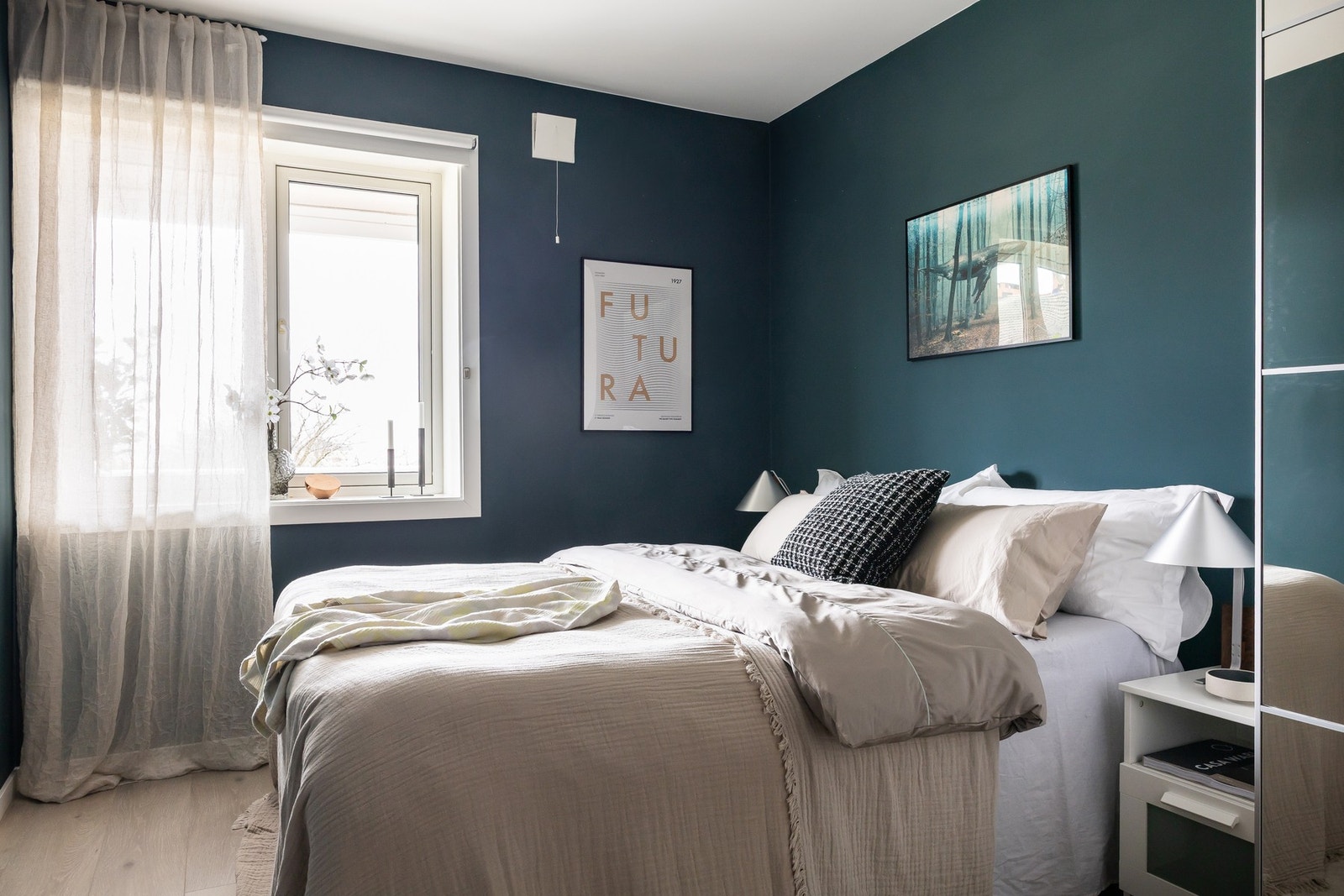 Utsikt fra rommet, uten direkte innsyn. Her er det sannsynlig du hører mer fuglekvitter enn bylarm. Galleribilde