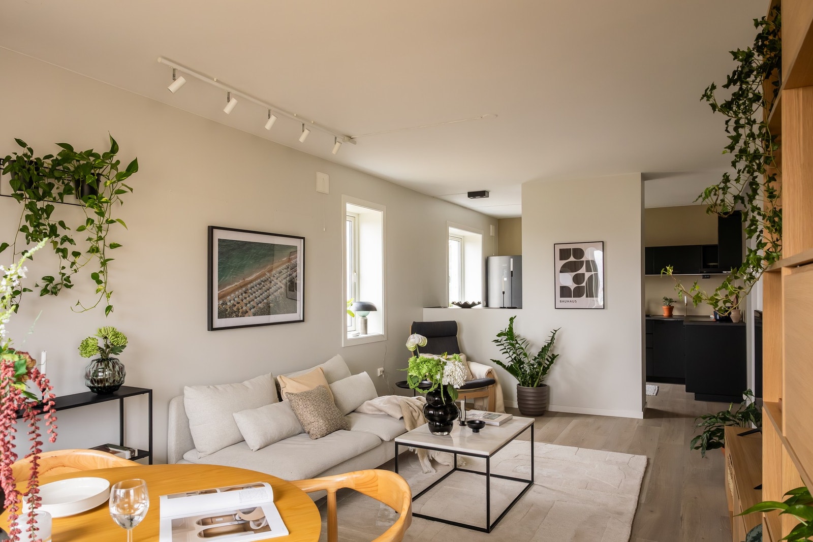 Stuen ligger i delvis åpen løsning mot kjøkkenet, som gir en naturlig overgang mellom boligens oppholdsrom. Galleribilde