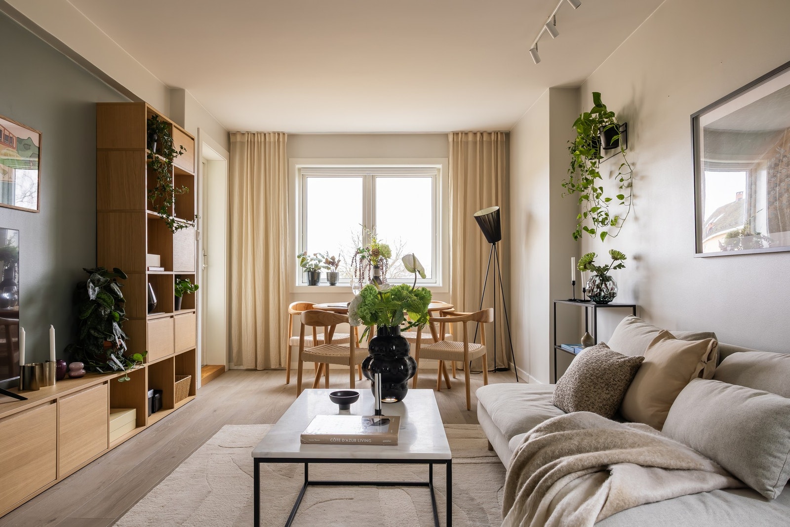 Takhøyden i stuen er målt til ca. 2,53 m. Galleribilde