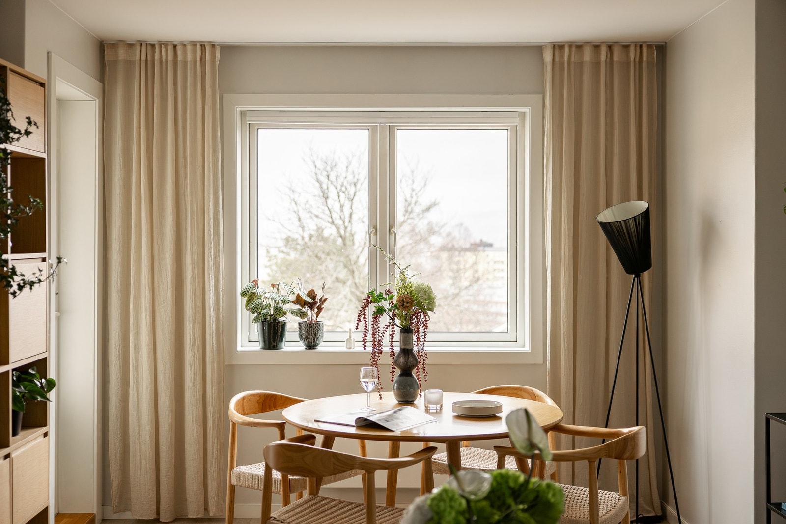 Boligens hjørnebeliggenhet gir ekstra vindusflater og godt lysinnslipp. Galleribilde