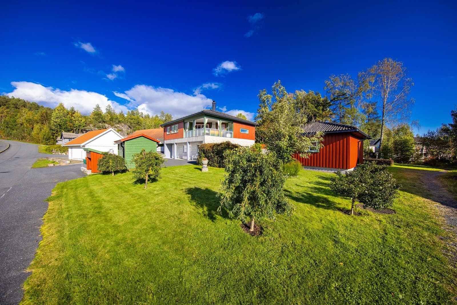 Tomten er forholdsvis flat og er pent opparbeidet. Galleribilde