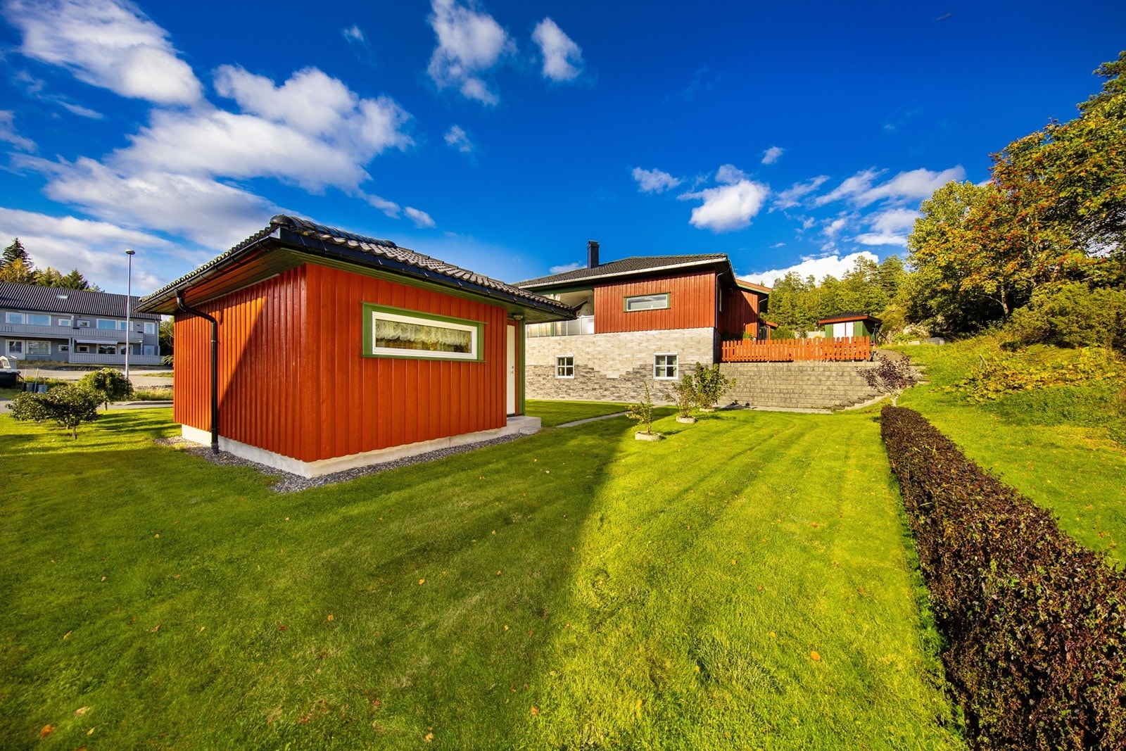 På tomten står et frittstående uthus med innredet hobbyrom og bod. Galleribilde