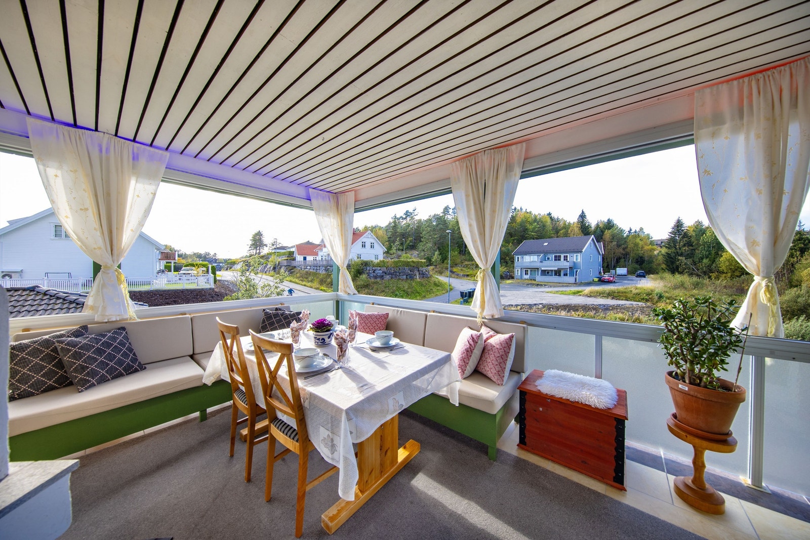Fra stuen er det utgang til en innglasset og overbygget veranda. Vindusglassene kan skyves helt til siden om ønskelig. Galleribilde