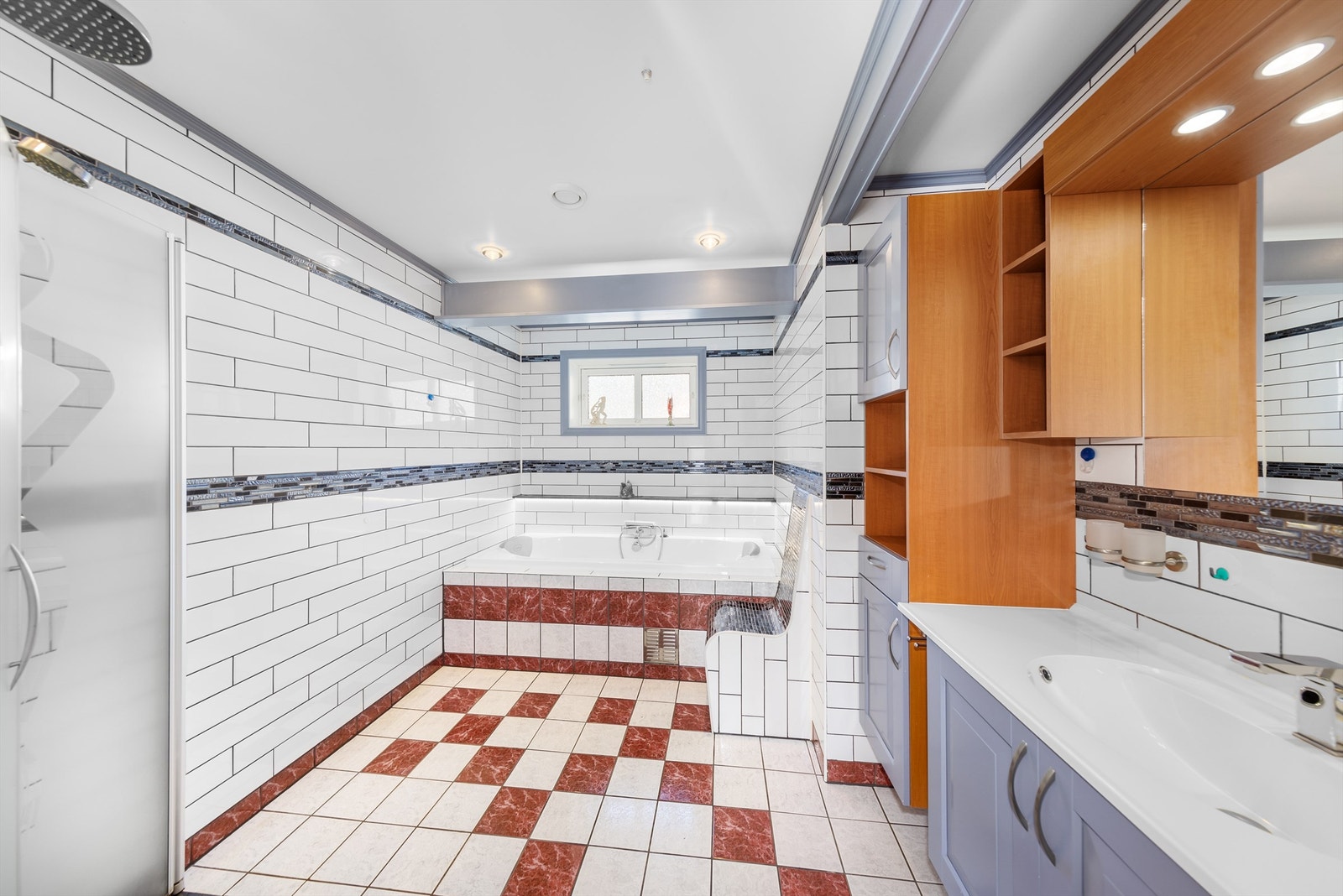 På badet er det flislagt stol som står i stil til dekorflis. Badekaret er inmurt. Galleribilde
