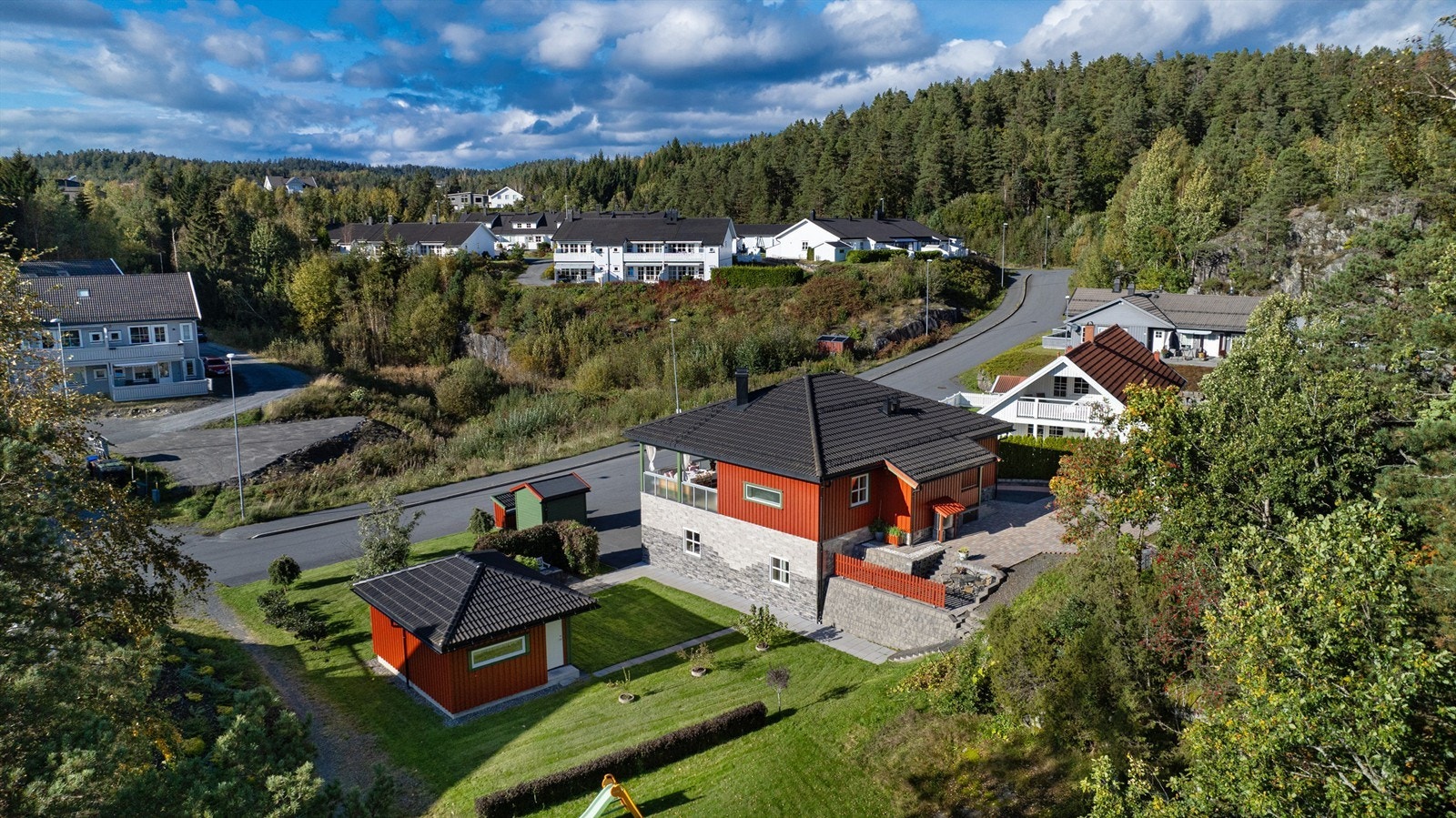 Eiendommen fra 2008 har en pent opparbeidet tomt, Uthuset er innredet til hobbyrom. Galleribilde