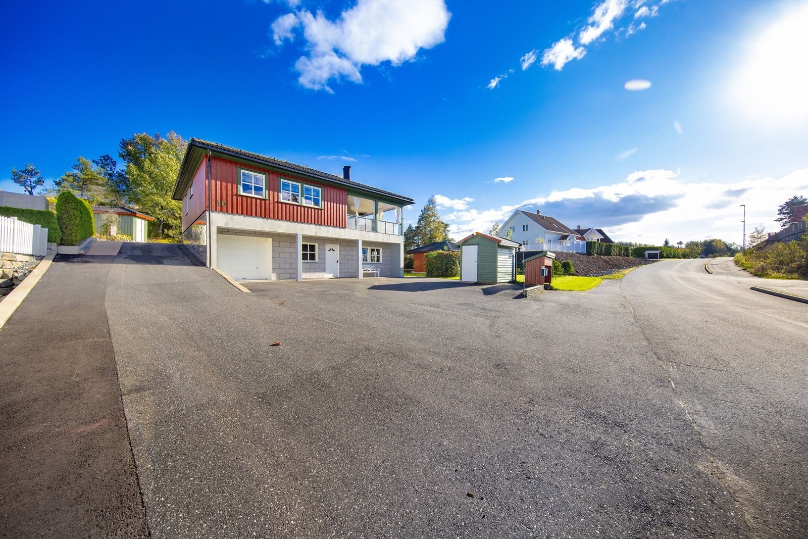 Asfaltert gårdsplass med plass til flere biler. Galleribilde