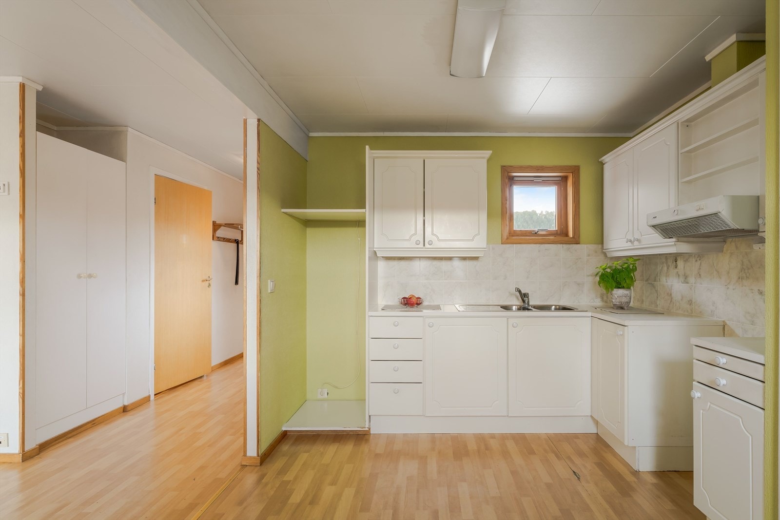 Dette er en bolig som passer perfekt for deg som ønsker alt på èn flate. Gode muligheter til å sette sine egne preg på boligen. Galleribilde