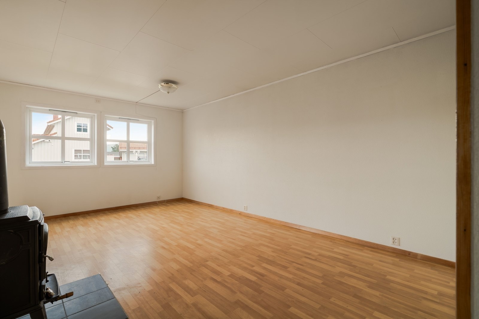 Det er varme i gulvet i tillegg til vedovn for kalde vinterdager. Galleribilde