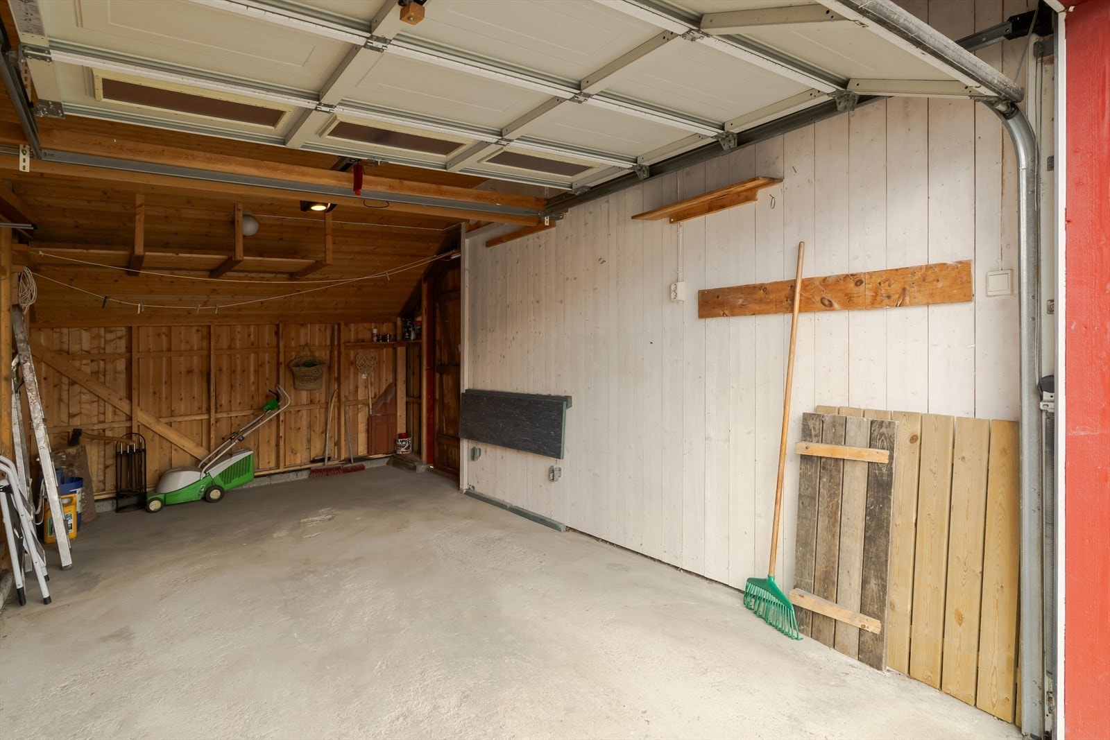 Garasje på 16 kvm. med god plass til bil og utstyr. Galleribilde