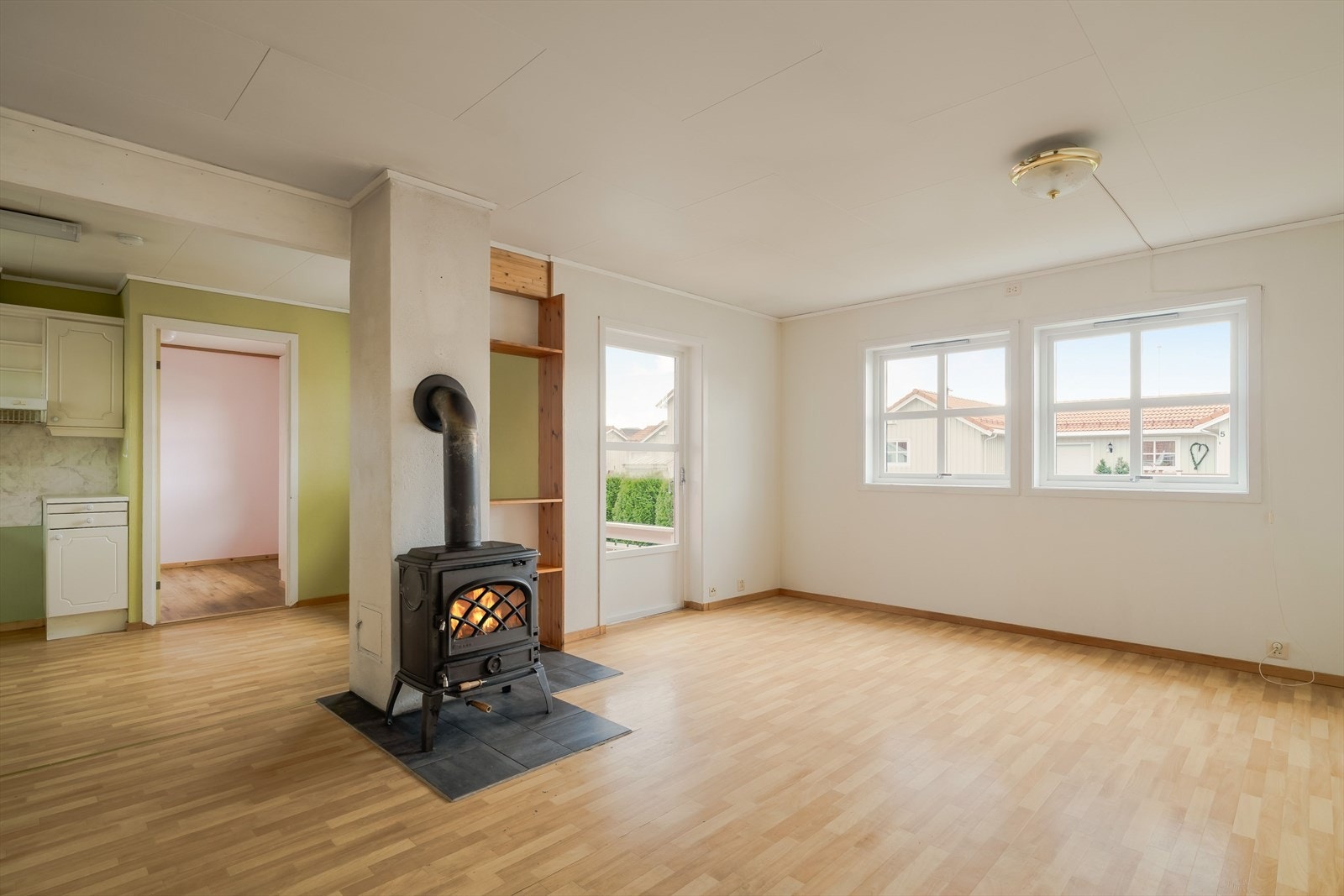 Fra stuen er det utgang til en terrasse og hageflekk. Galleribilde