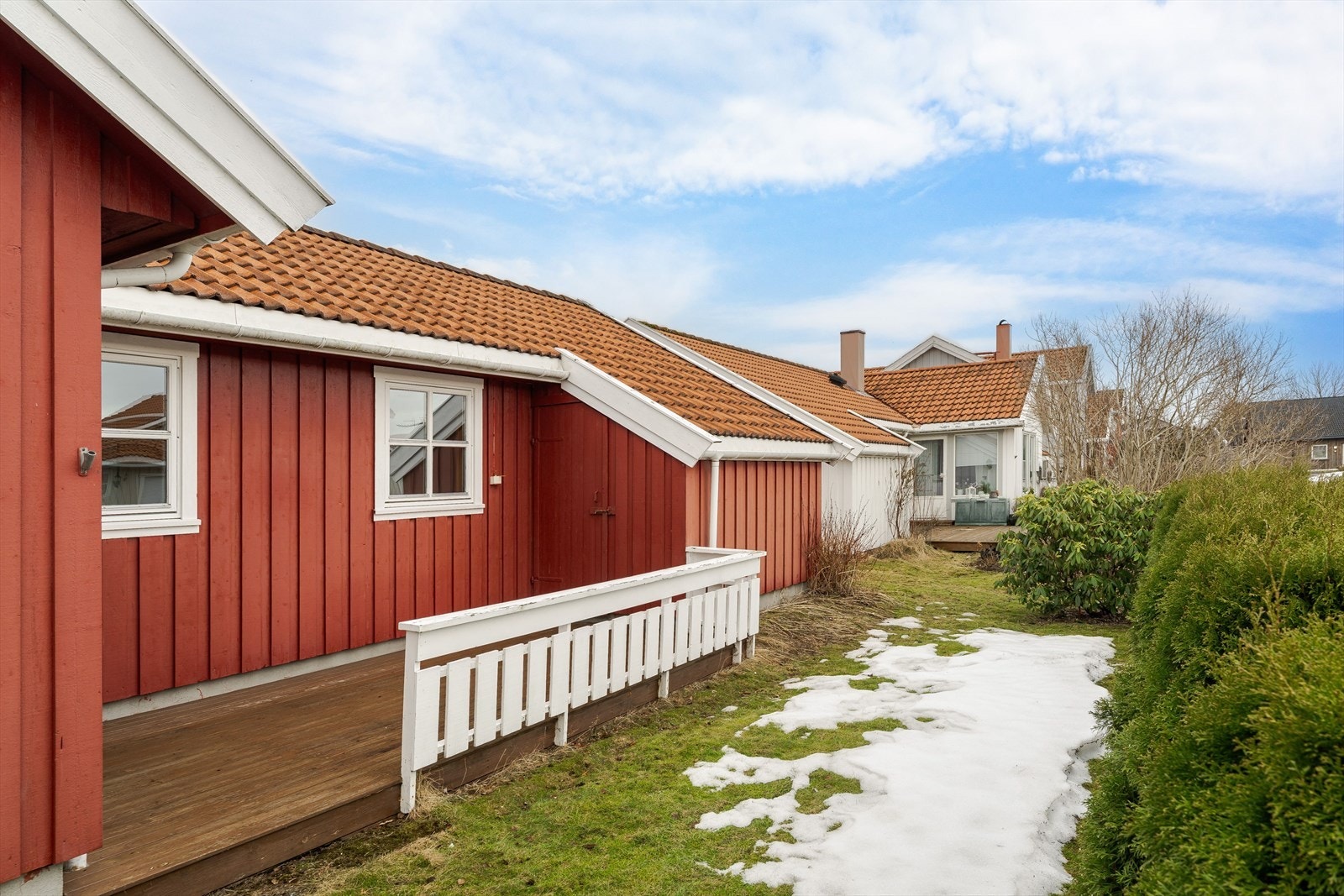 Bod/dør inn til garasje fra terrassen. Galleribilde