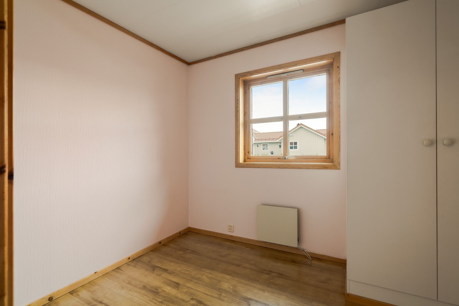 Ett av soverommene samt bod/teknisk rom innenfor kjøkkenet. Galleribilde