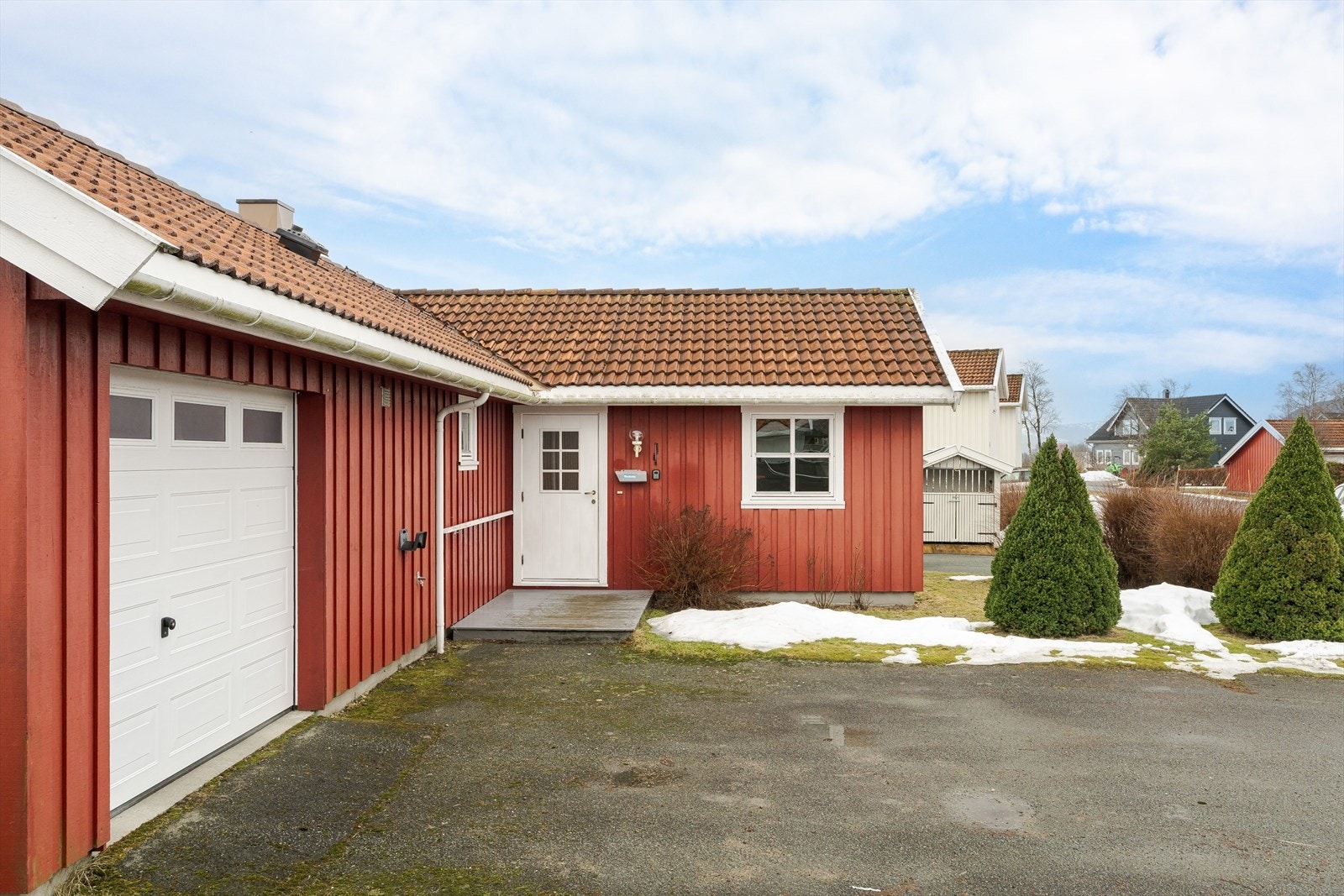 Asfaltert gårdsplass. Det er god plass til fere biler på eiendommen. Galleribilde